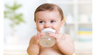 متى يشرب الطفل الرضيع الماء