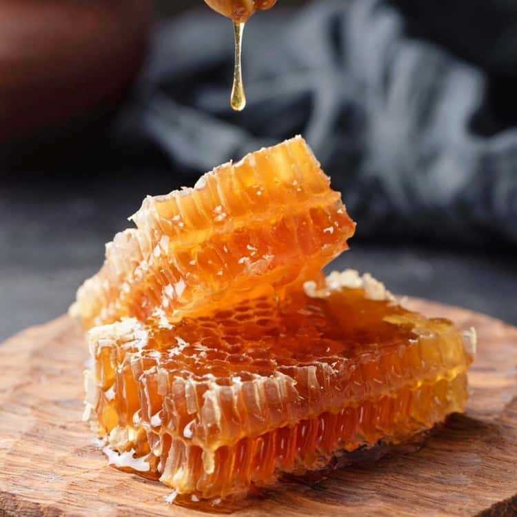 فوائد مضغ شمع العسل