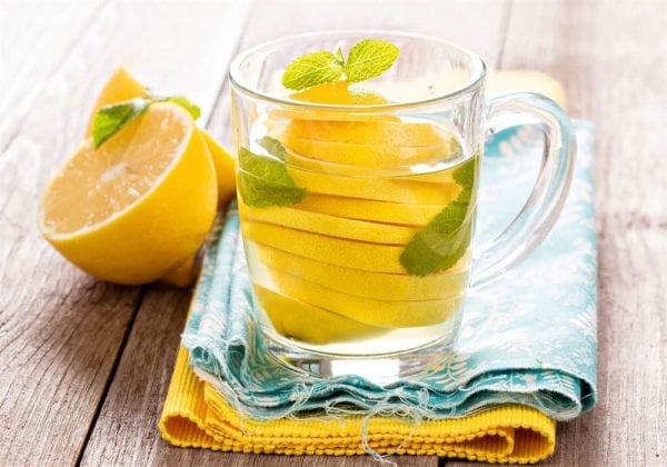 هل يفقد الليمون فوائده بالماء الساخن