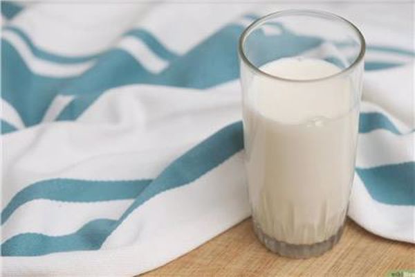 فوائد الحليب كامل الدسم قبل النوم