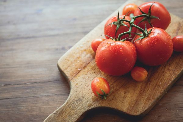 فوائد الطماطم للشعر الأبيض