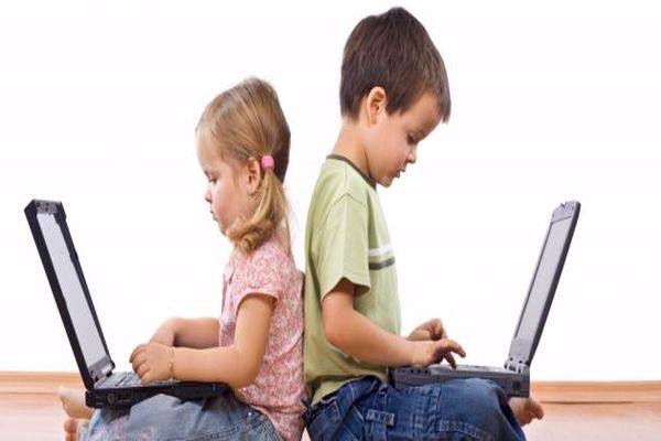 أضرار الأجهزة الذكية على الأطفال والمراهقين