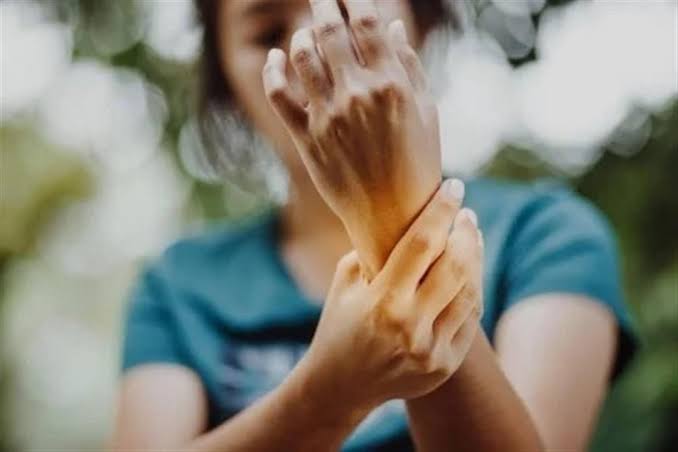كيفية علاج متلازمة اليد الغريبة