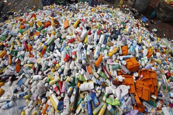 مخاطر حرق النفايات البلاستيكية