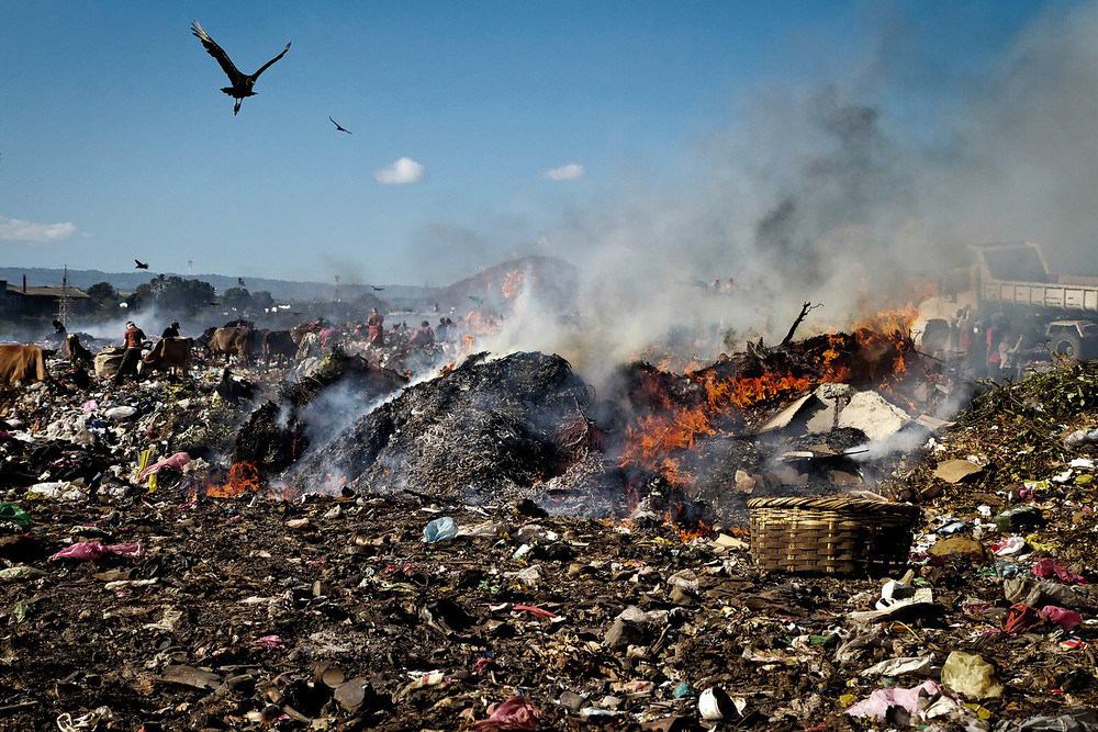 أضرار حرق النفايات على البيئة