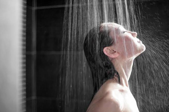 فوائد الاستحمام بالماء الساخن للبشره