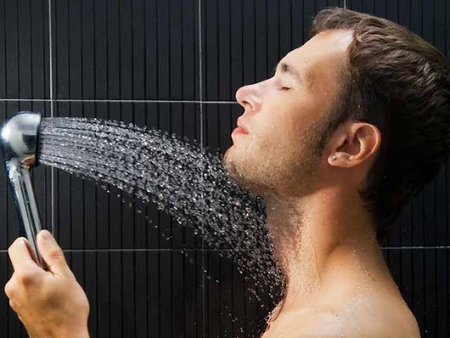 فوائد الاستحمام بالماء البارد للرجال
