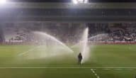 سبب رش الملعب بالماء قبل المباراة