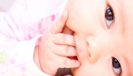 كيف يكون لون براز الرضيع عند التسنين