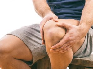 علاج طقطقة الركبة مع ألم