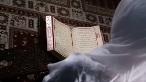 كيف تقرأ المرأة الحائض القرآن؟