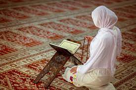 هل يجوز للمرأة الحائض قراءة القرآن من الهاتف