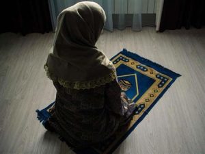 هل يجوز الصلاة مع المسجد في البيت للنساء